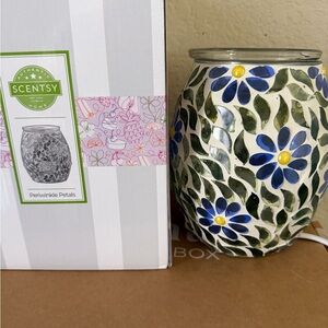 Scentsy Periwinkle Petals Warmer with Blue and Yellow Accents